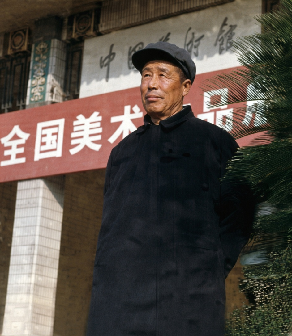 韩儆宇于全国美术展览馆前